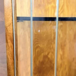 Vitrine vintage avec lattes en verre – Placage de noyer chaud et style Art Déco