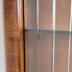 Vitrine vintage avec lattes en verre – Placage noyer chaud - Art Déco