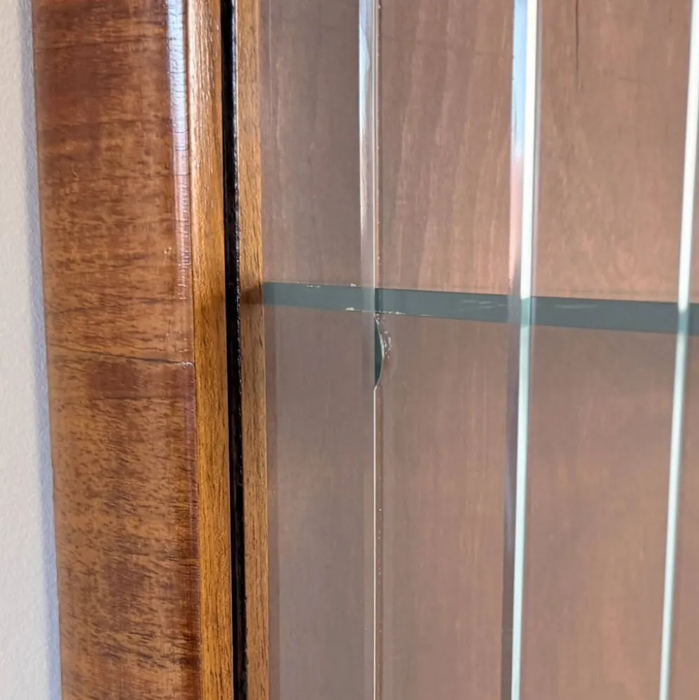 Vitrine vintage avec lattes en verre – Placage noyer chaud - Art Déco