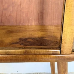 Vitrine vintage avec lattes en verre – Placage noyer chaud - Art Déco