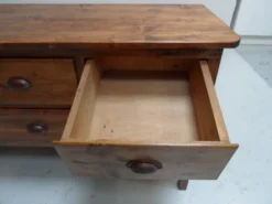 Vitrine vintage avec tiroirs