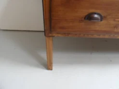 Vitrine vintage avec tiroirs