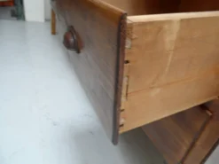 Vitrine vintage avec tiroirs