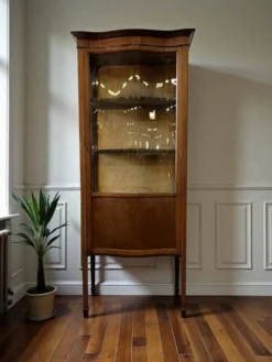 vitrine vintage en bois avec verre courbé
