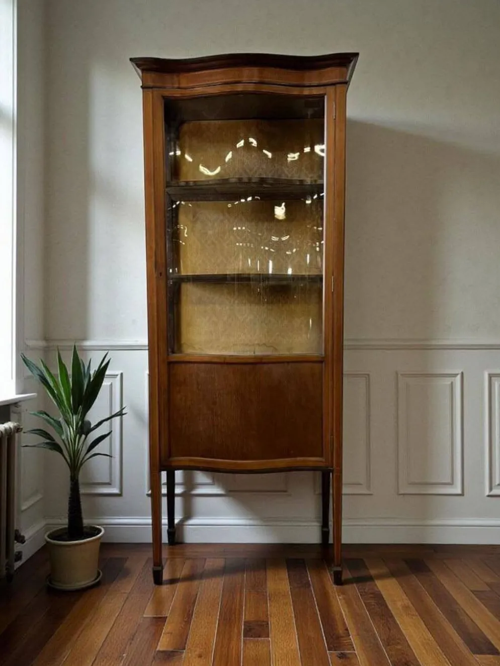 vitrine vintage en bois avec verre courbé