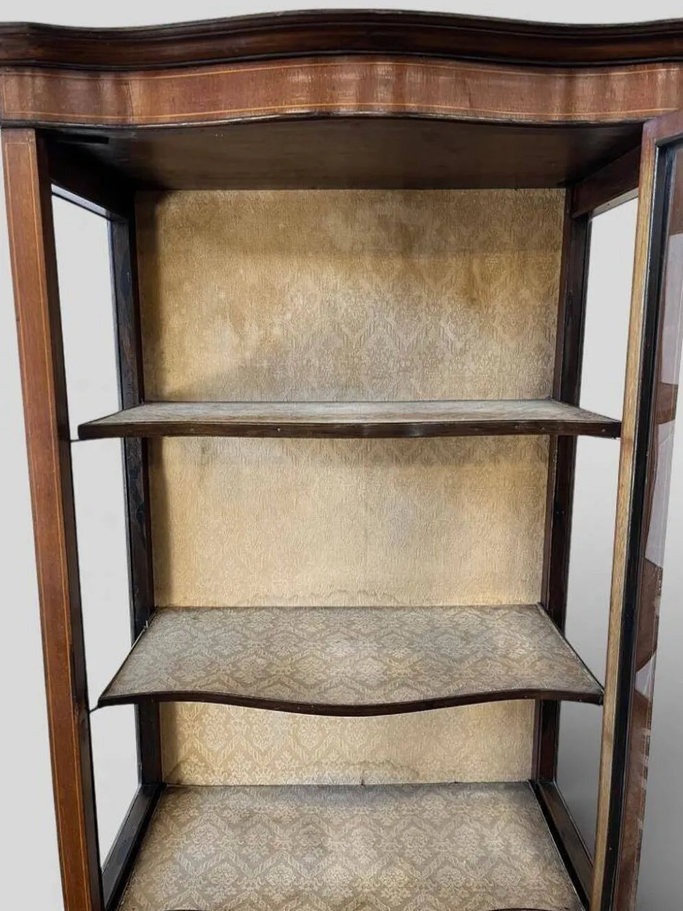 vitrine vintage en bois avec verre courbé