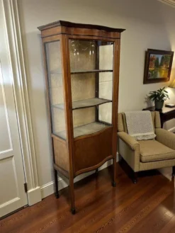 vitrine vintage en bois avec verre courbé