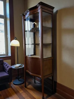 vitrine vintage en bois avec verre courbé