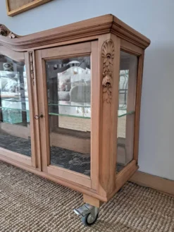 Vitrine vintage en bois clair