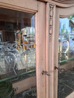Vitrine vintage en bois clair