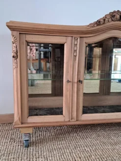 Vitrine vintage en bois clair