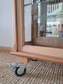 Vitrine vintage en bois clair