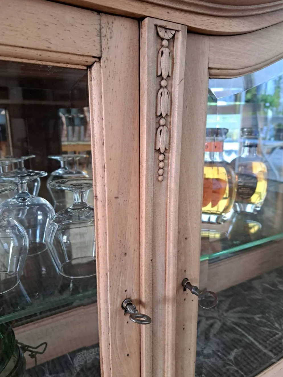 Vitrine vintage en bois clair