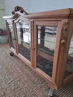 Vitrine vintage en bois clair