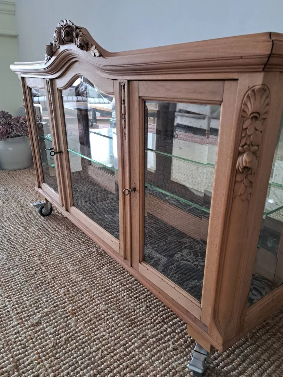 Vitrine vintage en bois clair