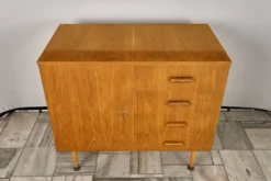 Vitrine vintage, UP závody, années 1960, Tchécoslovaquie