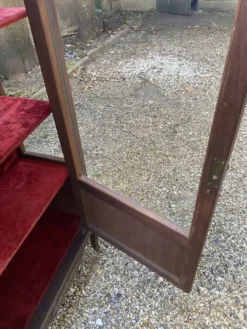 Vitrine XIX/ XX en acajou, plateau marbre et côtés vitrés