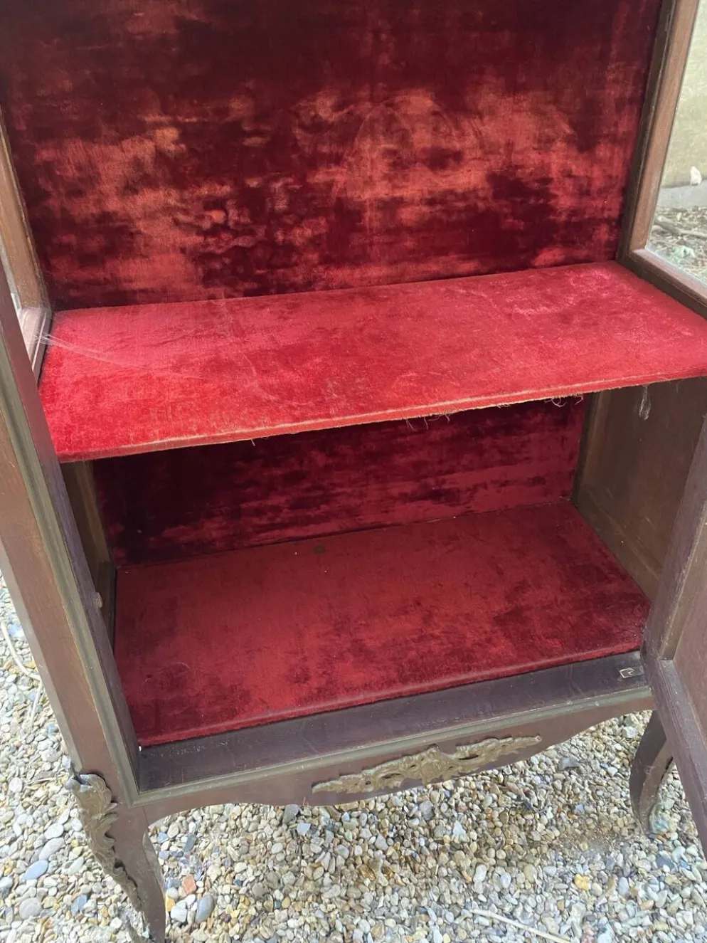 Vitrine XIX/ XX en acajou, plateau marbre et côtés vitrés