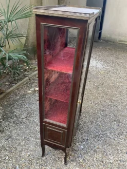 Vitrine XIX/ XX en acajou, plateau marbre et côtés vitrés