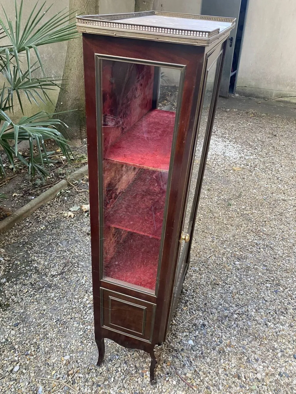 Vitrine XIX/ XX en acajou, plateau marbre et côtés vitrés