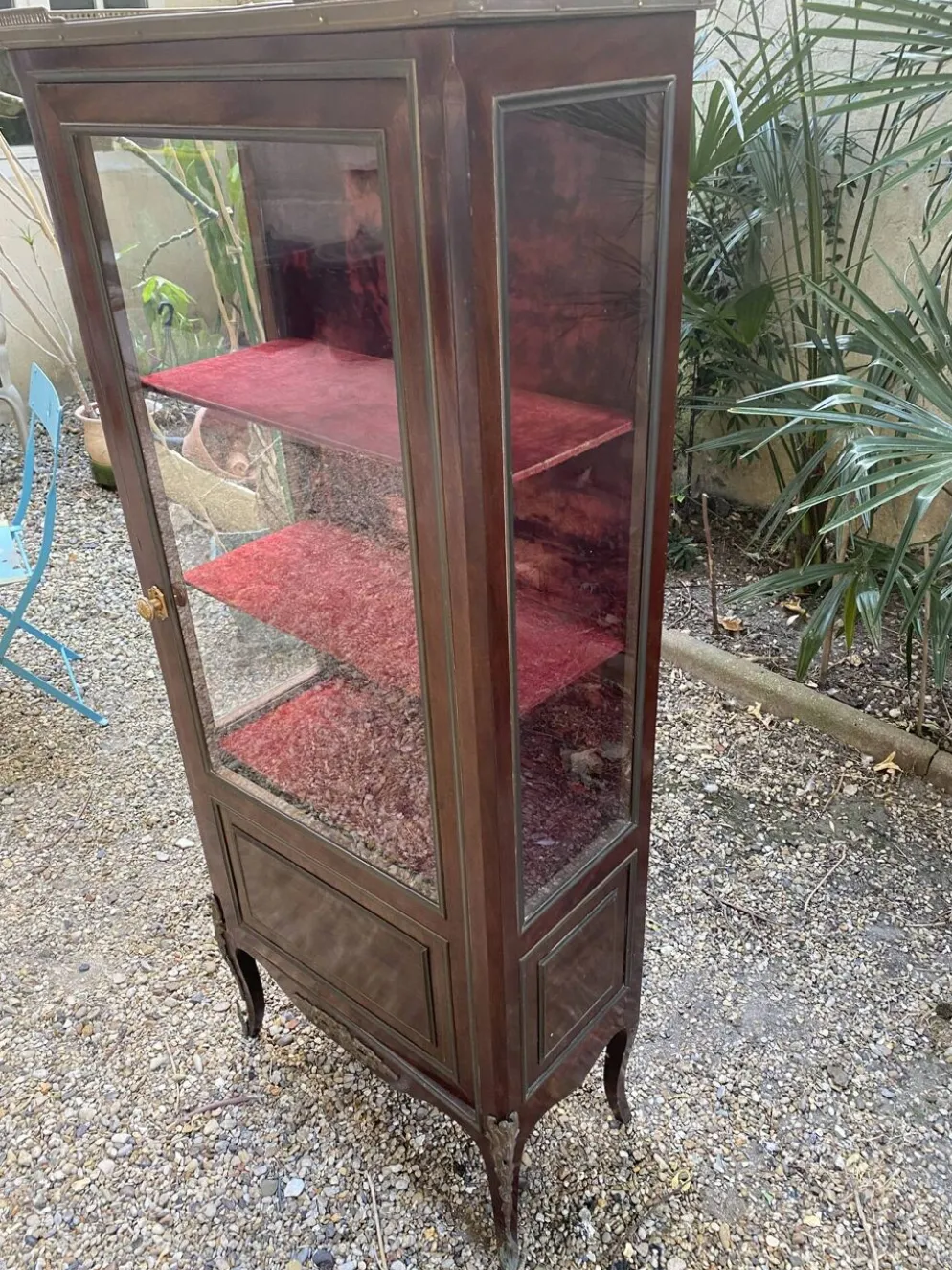 Vitrine XIX/ XX en acajou, plateau marbre et côtés vitrés