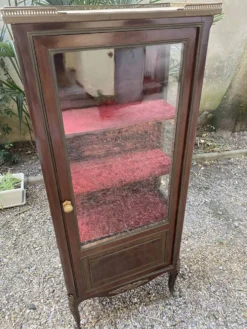 Vitrine XIX/ XX en acajou, plateau marbre et côtés vitrés