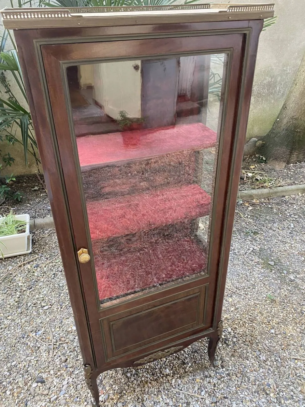 Vitrine XIX/ XX en acajou, plateau marbre et côtés vitrés