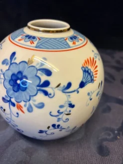 Volkstedt. Ensemble de bonbonnière, plat et vase en cobalt.
