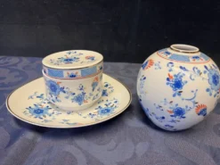 Volkstedt. Ensemble de bonbonnière, plat et vase en cobalt.