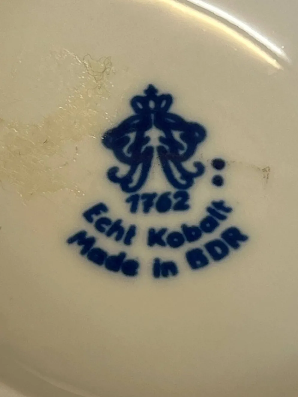 Volkstedt. Ensemble de bonbonnière, plat et vase en cobalt.