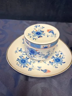 Volkstedt. Ensemble de bonbonnière, plat et vase en cobalt.