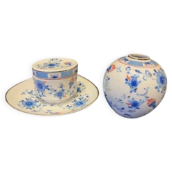 Volkstedt. Ensemble de bonbonnière, plat et vase en cobalt.