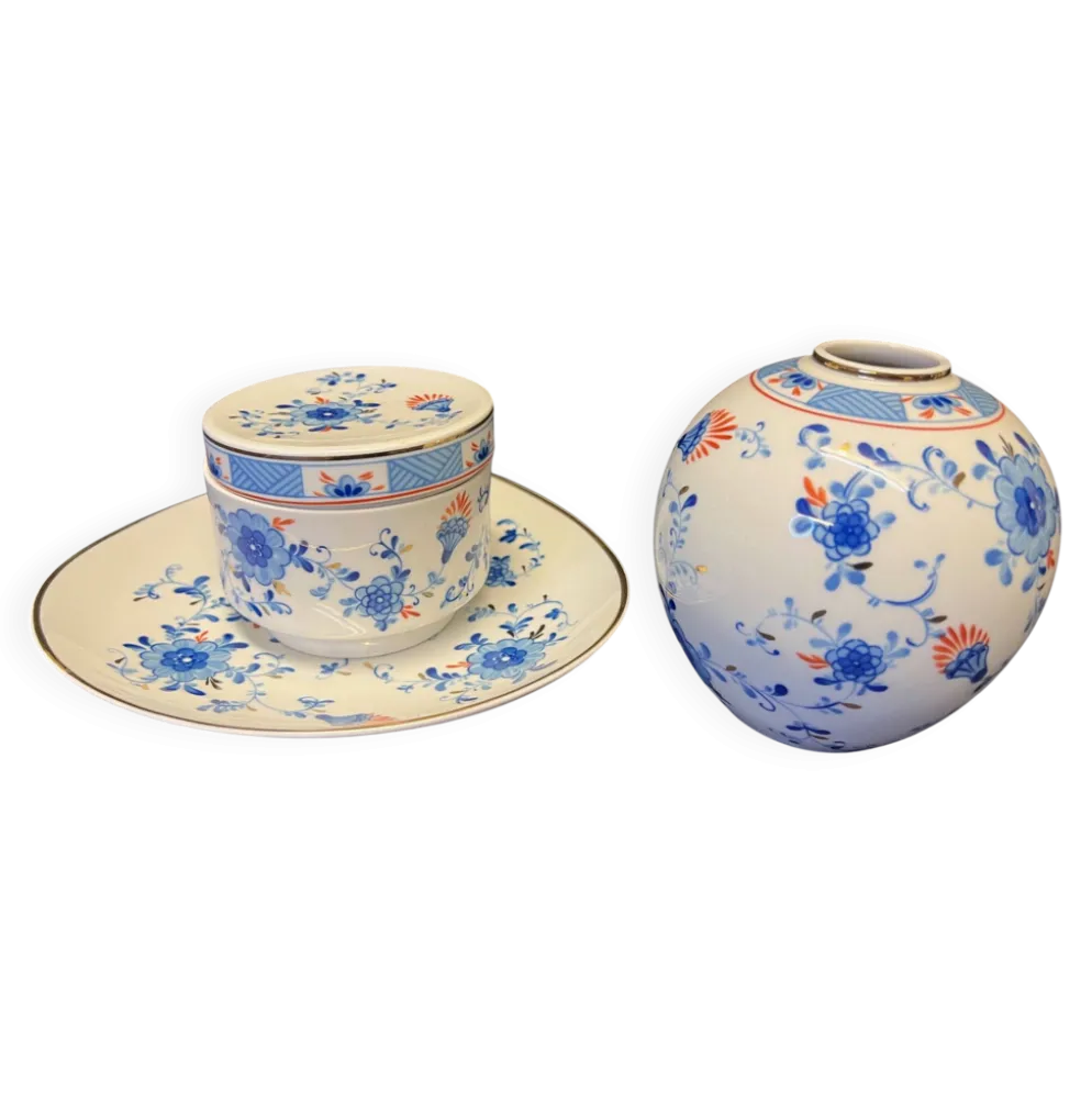 Volkstedt. Ensemble de bonbonnière, plat et vase en cobalt.