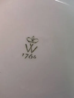 Volkstedt. Ensemble de bonbonnière, plat et vase en cobalt.