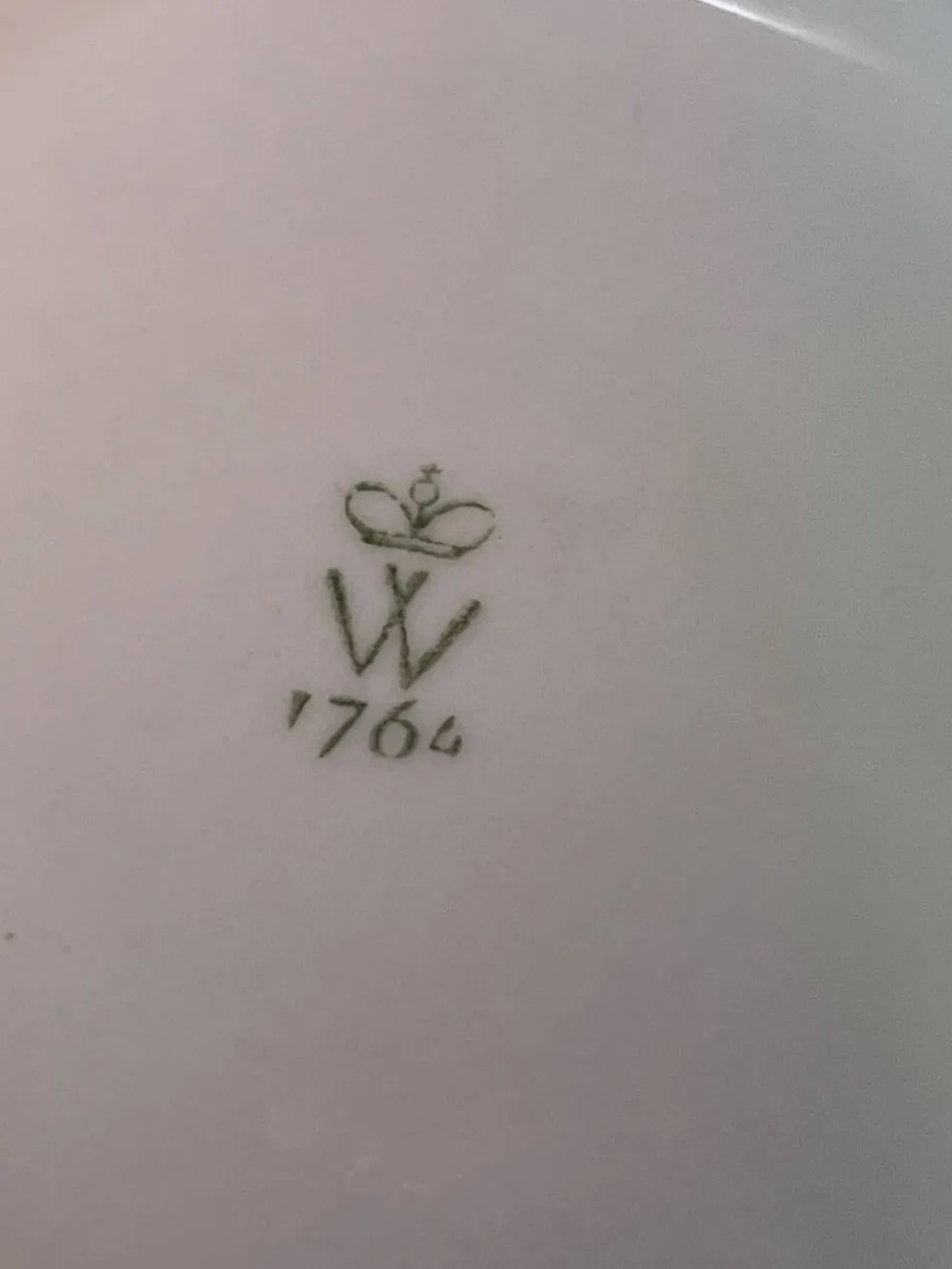 Volkstedt. Ensemble de bonbonnière, plat et vase en cobalt.