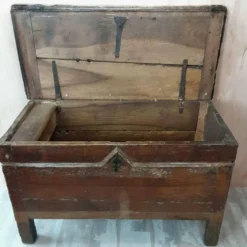 Véritable coffre en chêne antique du 19e siècle, grand coffre à couvertures/trésor.