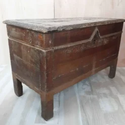 Véritable coffre en chêne antique du 19e siècle, grand coffre à couvertures/trésor.