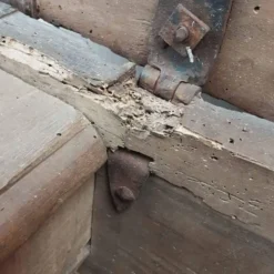 Véritable coffre en chêne antique du 19e siècle, grand coffre à couvertures/trésor.