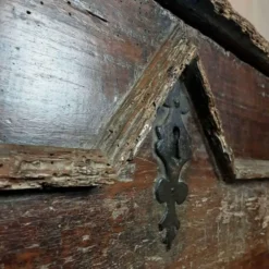 Véritable coffre en chêne antique du 19e siècle, grand coffre à couvertures/trésor.