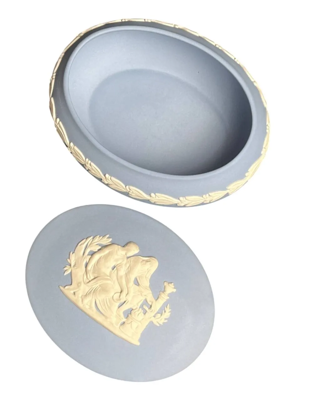 Wedgwood, bonbonnière jaspe bleu décor antique XXème