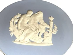 Wedgwood, bonbonnière jaspe bleu décor antique XXème