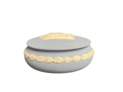 Wedgwood, bonbonnière jaspe bleu décor antique XXème