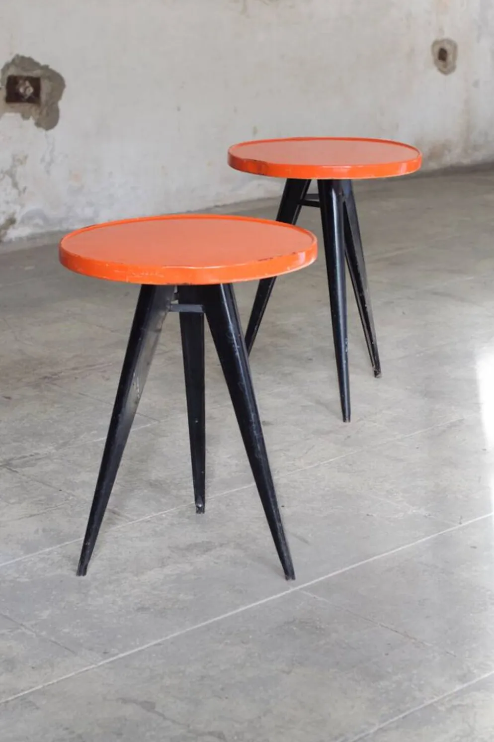 Xavier Pauchard - Deux tables rondes de bistro Tolix métal 1960